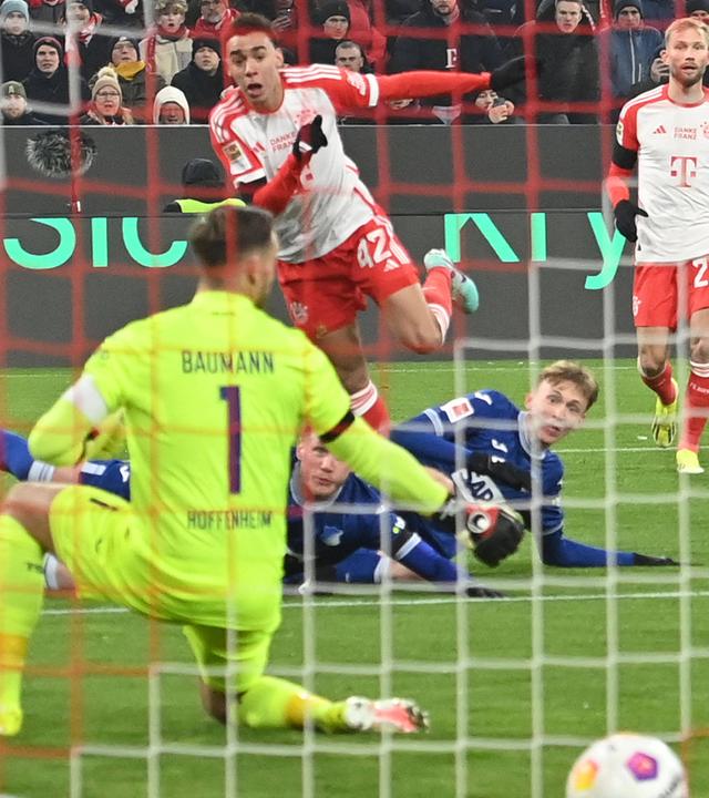 Jamal Musiala (FC Bayern München) schießt das Tor zum 1:0.