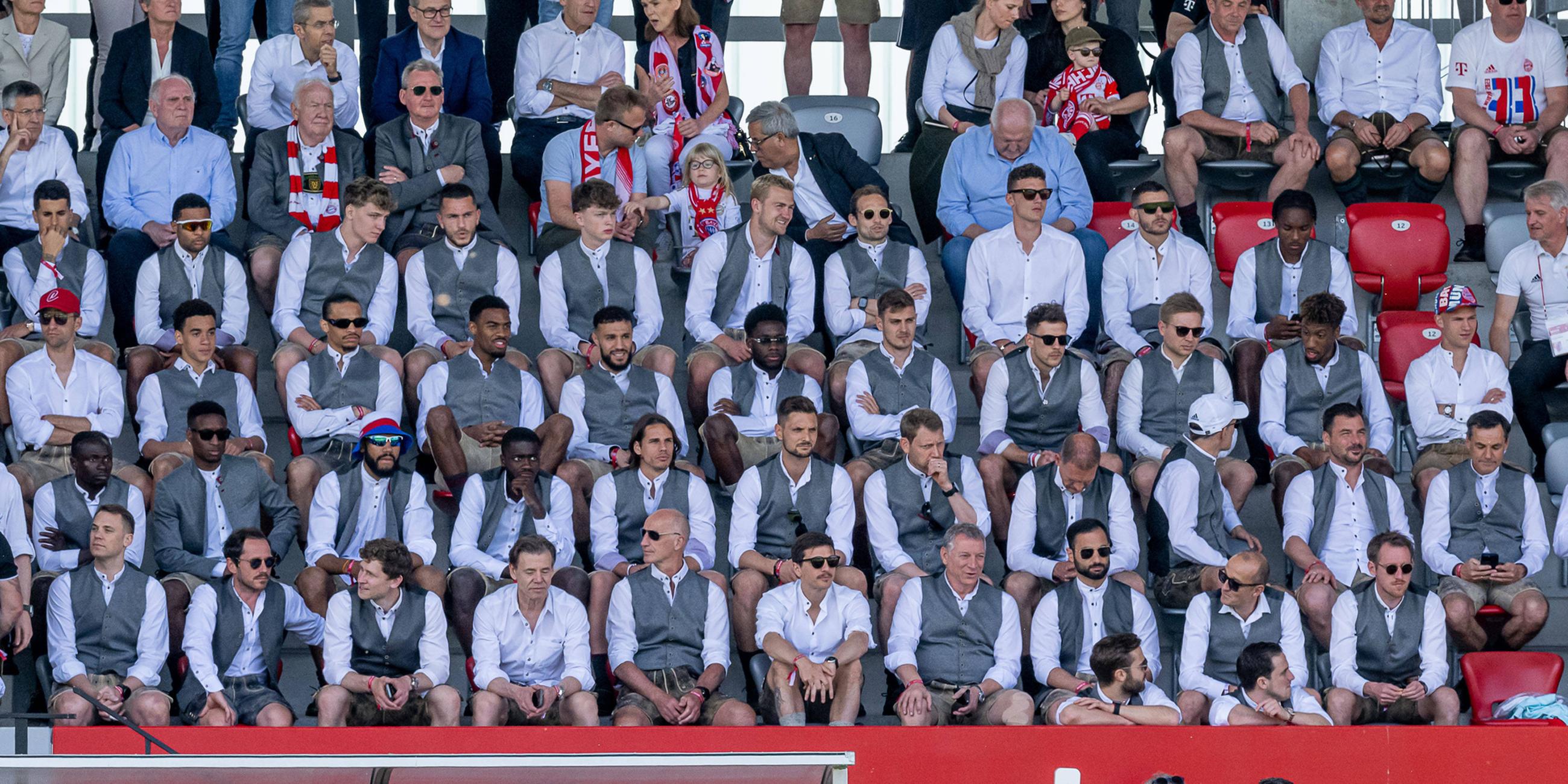 Die gesamte Meistermannschaft der Männer des FC Bayern fand sich auf der Zuschauer-Tribuene zu diesem Spiel ein.