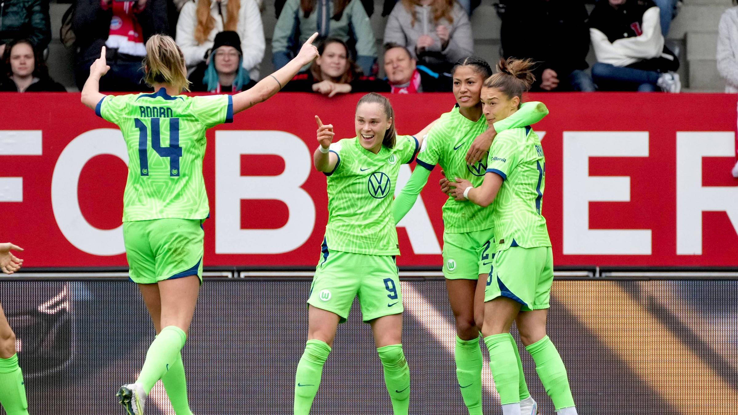 Sveindis Jonsdottir ( 23 Wolfsburg ) Ewa Pajor ( 9 Wolfsburg ) Felicitas Rauch ( 13 Wolfsburg ) und Jill Roord ( 14 Wolfsburg ) jubeln.
