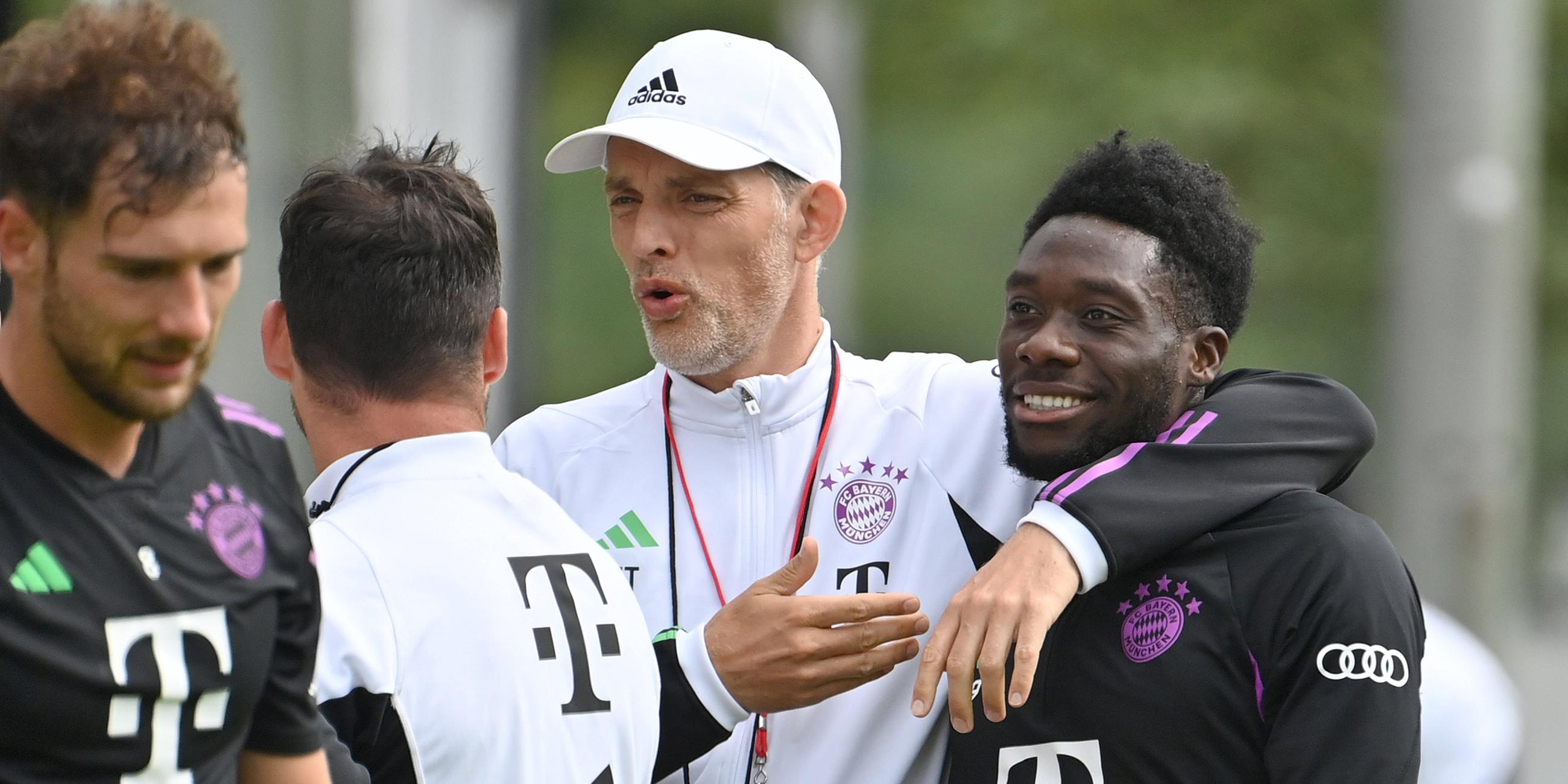 Trainer Thomas Tuchel (Bayern München) umarmt Alphonso Davies (Bayern München).