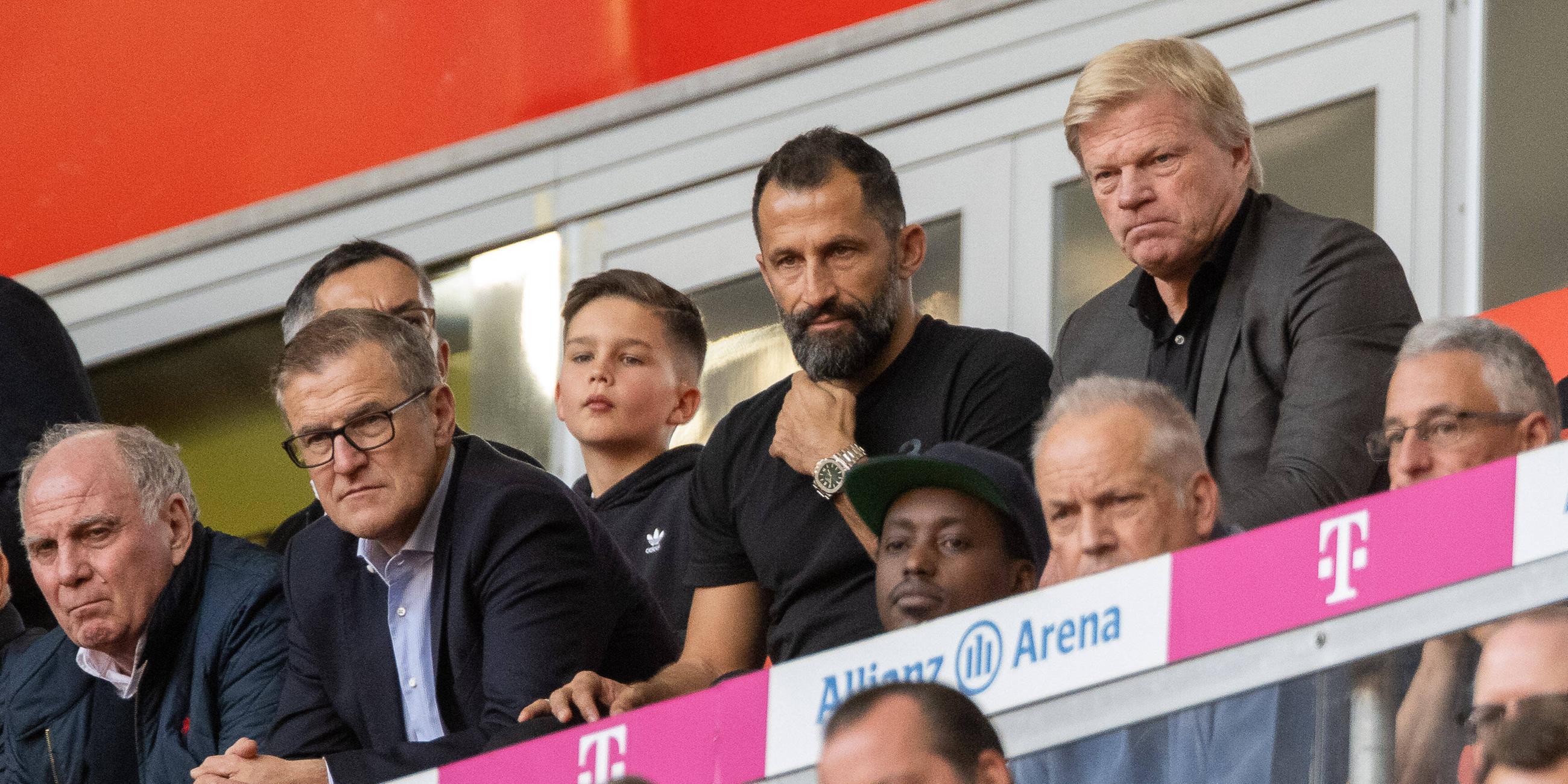 Vorstandsmitglieder des FC Bayern München auf der Tribüne