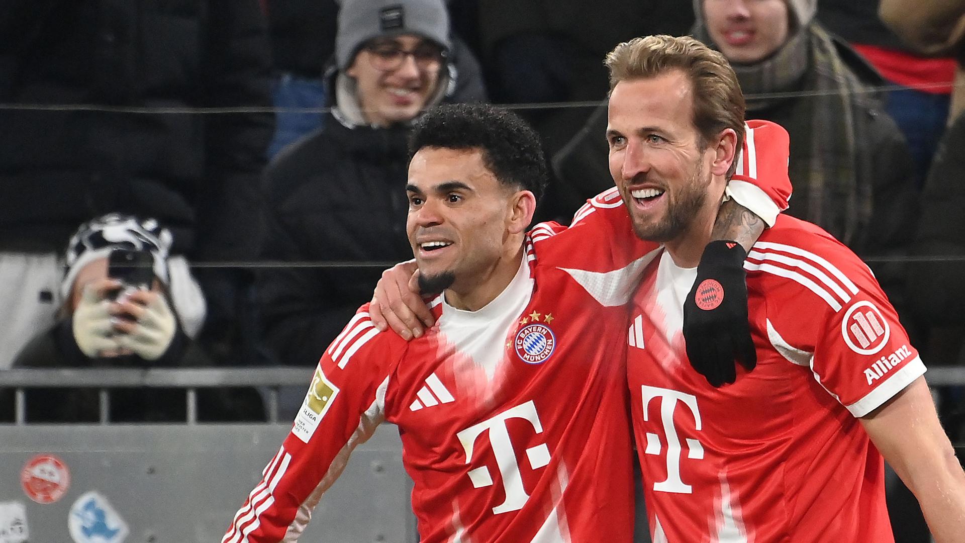 Bundesliga: FC Bayern - VfL Wolfsburg: Luis Diaz und Harry Kane jubeln Arm in Arm.