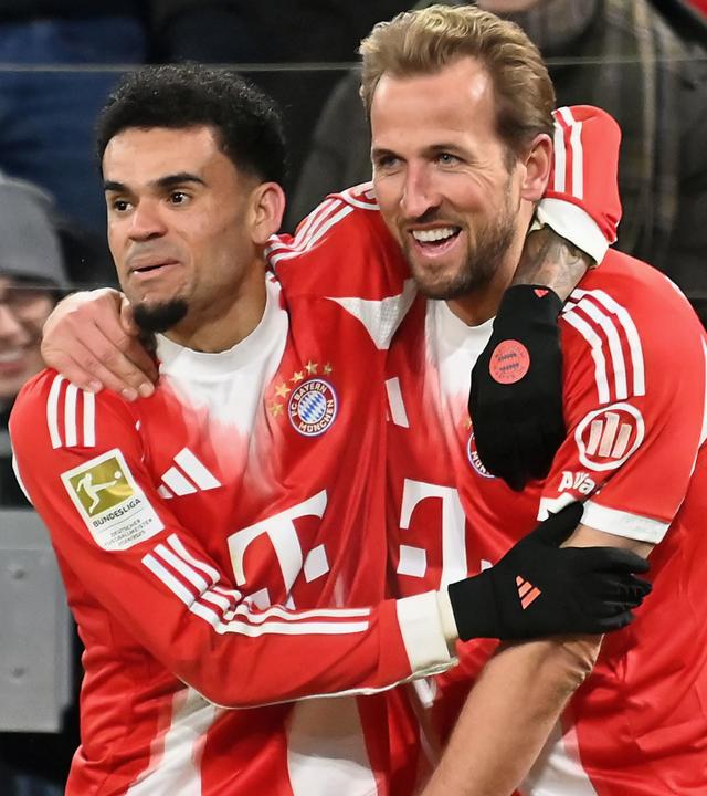 Bundesliga: FC Bayern - VfL Wolfsburg: Luis Diaz und Harry Kane jubeln Arm in Arm.