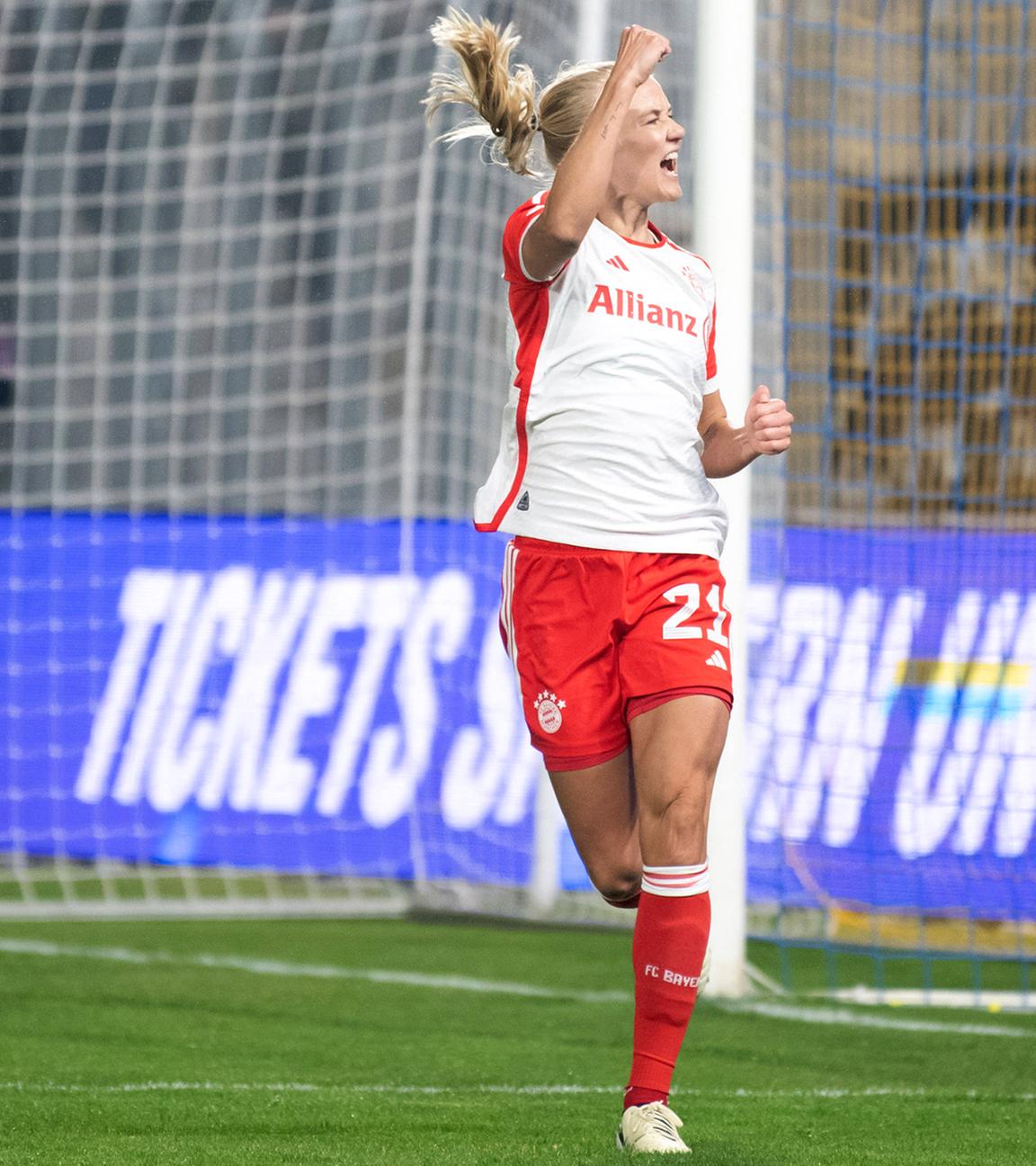 Torschützin Pernille Harder (Bayern) bejubelt ihr Tor zum 1:0 für Bayern.