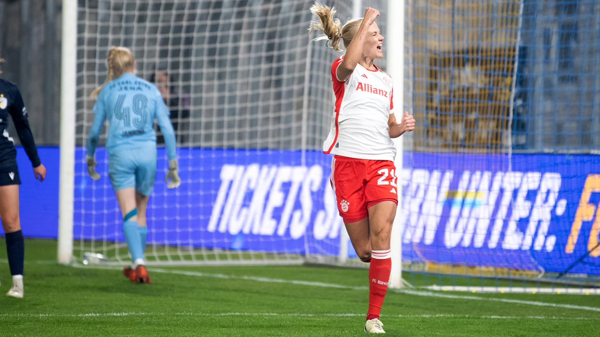 Torschützin Pernille Harder (Bayern) bejubelt ihr Tor zum 1:0 für Bayern.