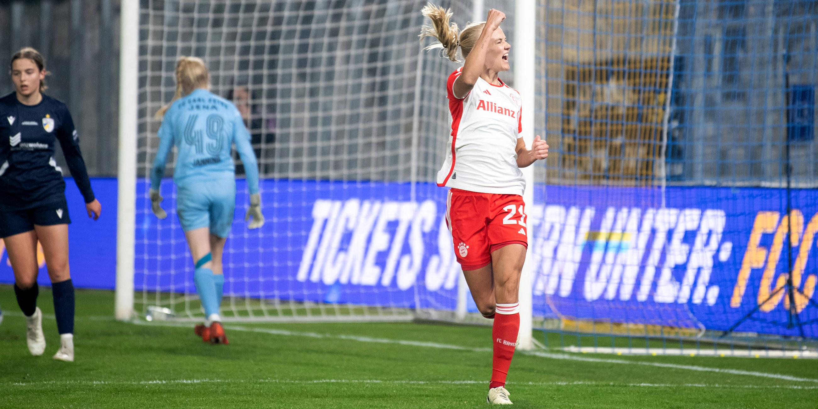 Torschützin Pernille Harder (Bayern) bejubelt ihr Tor zum 1:0 für Bayern.
