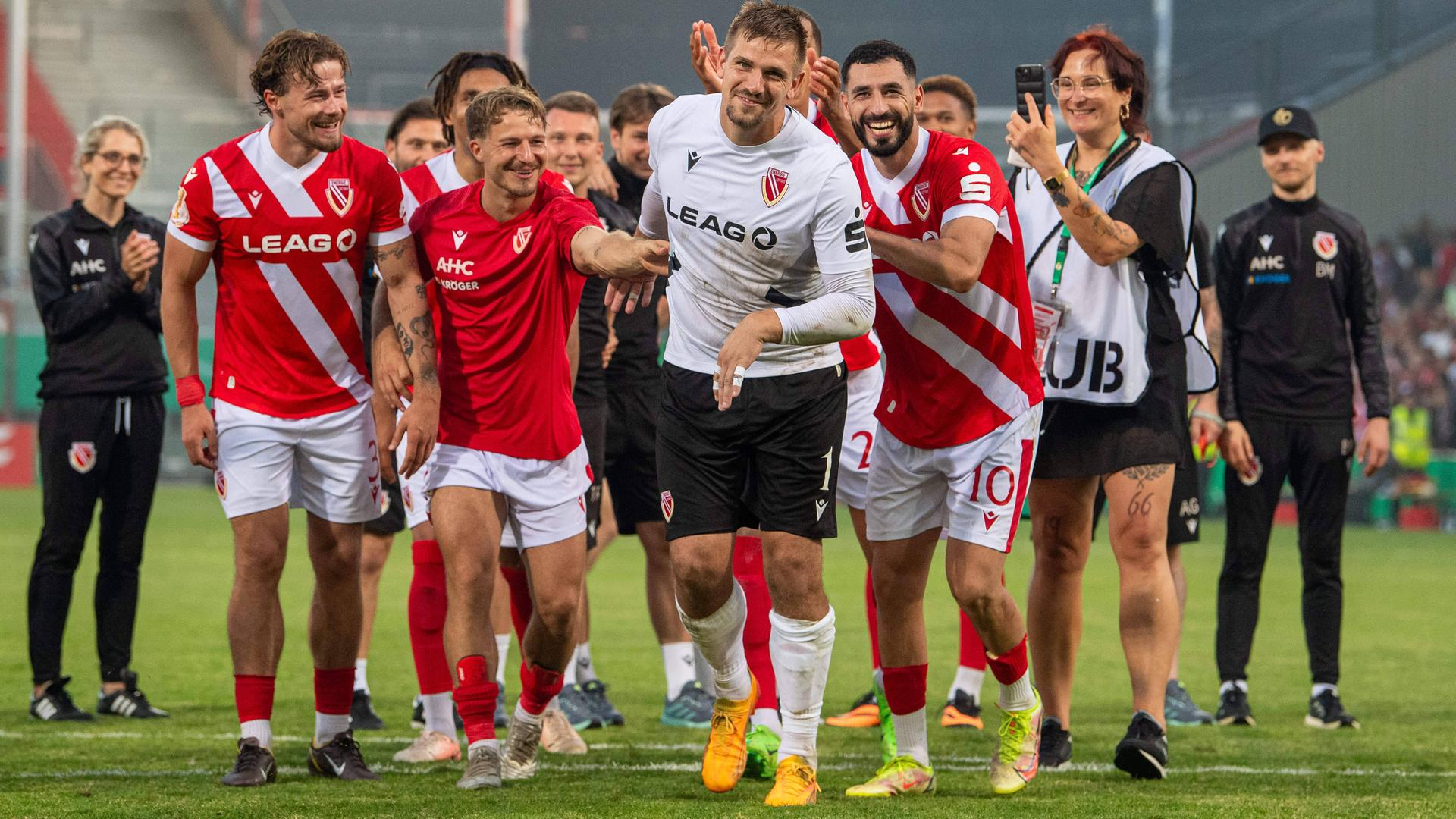 Henry Rorig (Energie Cottbus), Jonas Hofmann (Energie Cottbus), Torhüter Alexander Sebald (Energie Cottbus), Tolcay Cigerci (Energie Cottbus), Jubel nach Abpfiff.