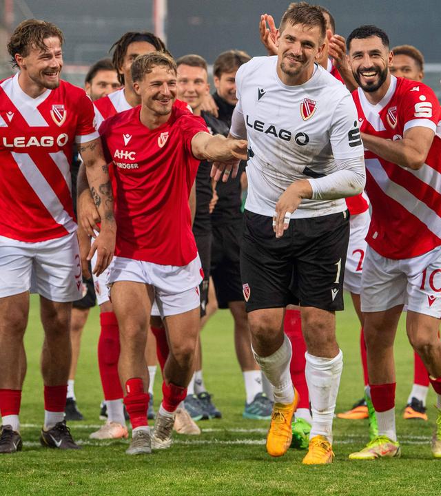 Henry Rorig (Energie Cottbus), Jonas Hofmann (Energie Cottbus), Torhüter Alexander Sebald (Energie Cottbus), Tolcay Cigerci (Energie Cottbus), Jubel nach Abpfiff.