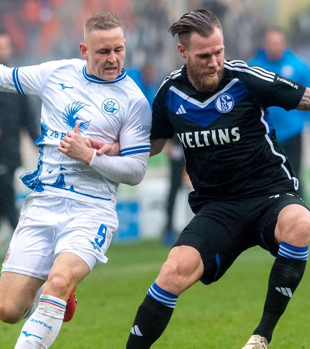  Kai Pröger (FC Hansa Rostock, li.) gegen Tomas Kalas (FC Schalke 04, re.).