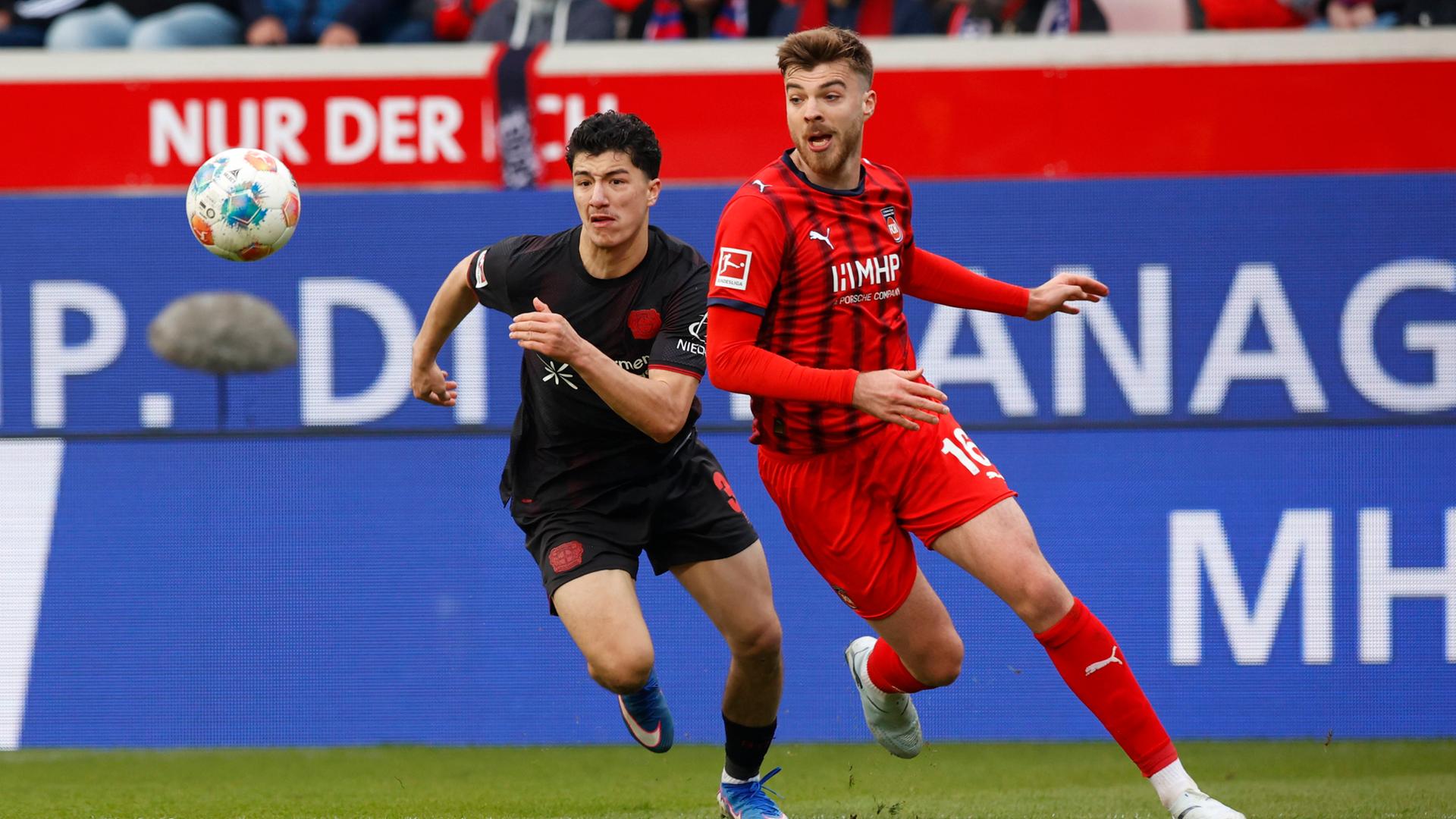 Ibrahim Maza (Bayer 04 Leverkusen) und Julian Niehues (1. FC Heidenheim) kämpfen. 