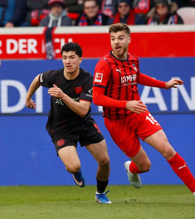 Ibrahim Maza (Bayer 04 Leverkusen) und Julian Niehues (1. FC Heidenheim) kämpfen. 