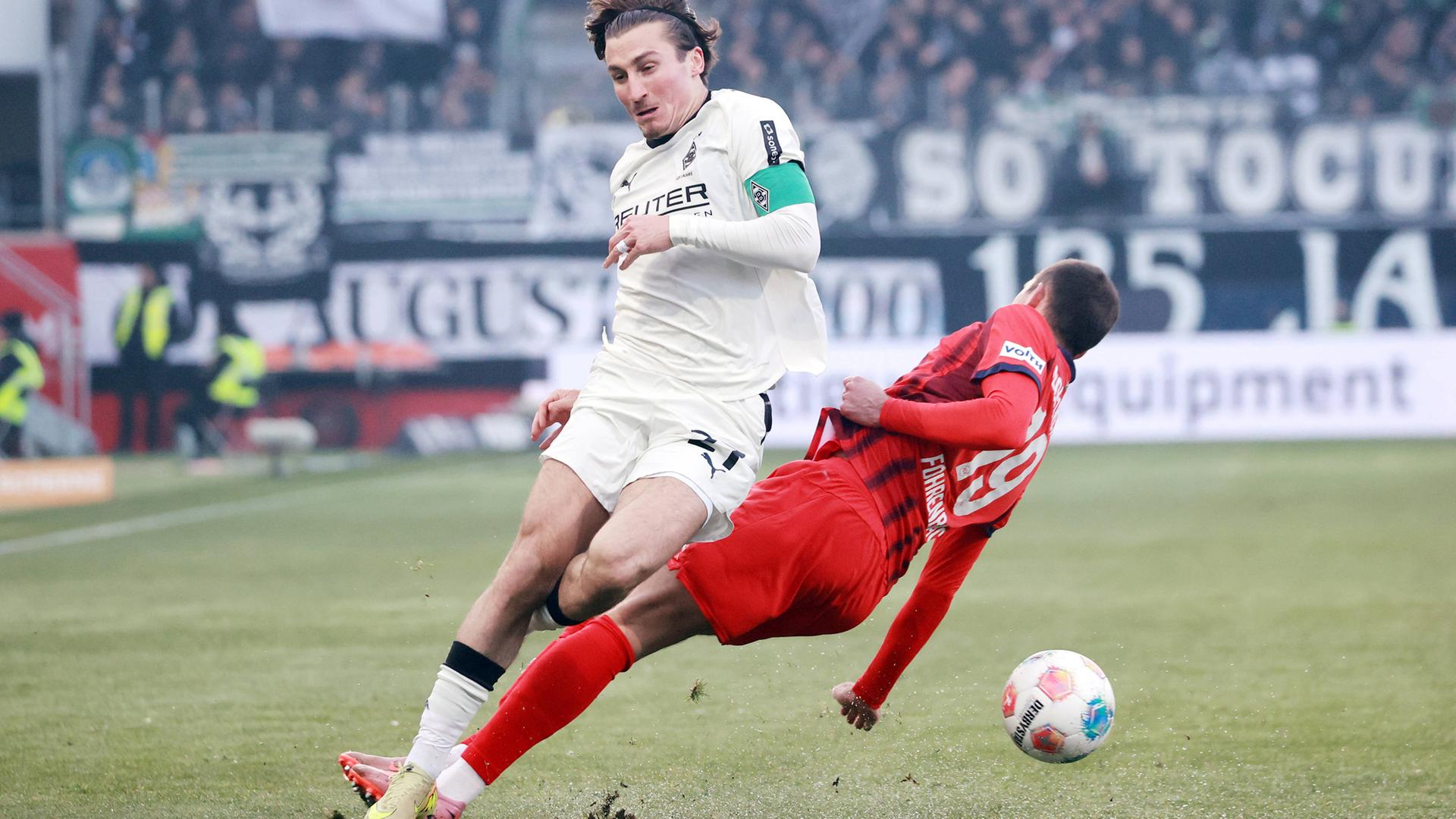 1. FC Heidenheim gegen Borussia Mönchengladbach: Rocco Reitz (M’gladbach) im Kampf um den Ball gegen Jonas Föhrenbach (Heidenheim).