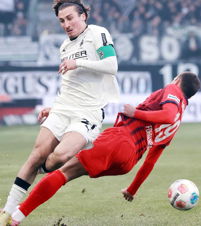 1. FC Heidenheim gegen Borussia Mönchengladbach: Rocco Reitz (M’gladbach) im Kampf um den Ball gegen Jonas Föhrenbach (Heidenheim).