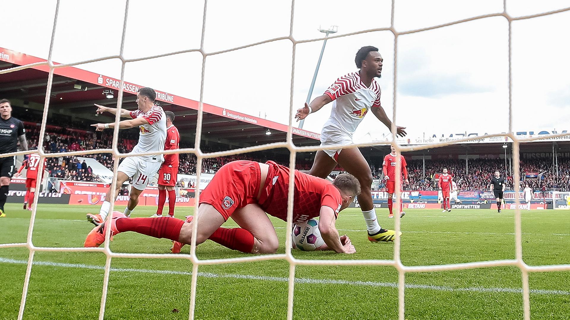 Leipzigs Lois Openda (M) jubelt nach dem 1:2.