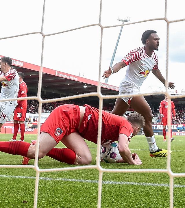 Leipzigs Lois Openda (M) jubelt nach dem 1:2.