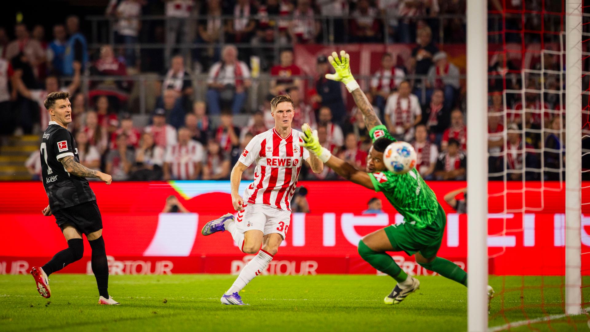 Marius Bülter (FC Köln) erzielte das 2:0-Tor gegen Noah Atubolu (SC Freiburg).