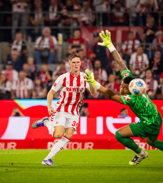 Marius Bülter (FC Köln) erzielte das 2:0-Tor gegen Noah Atubolu (SC Freiburg).