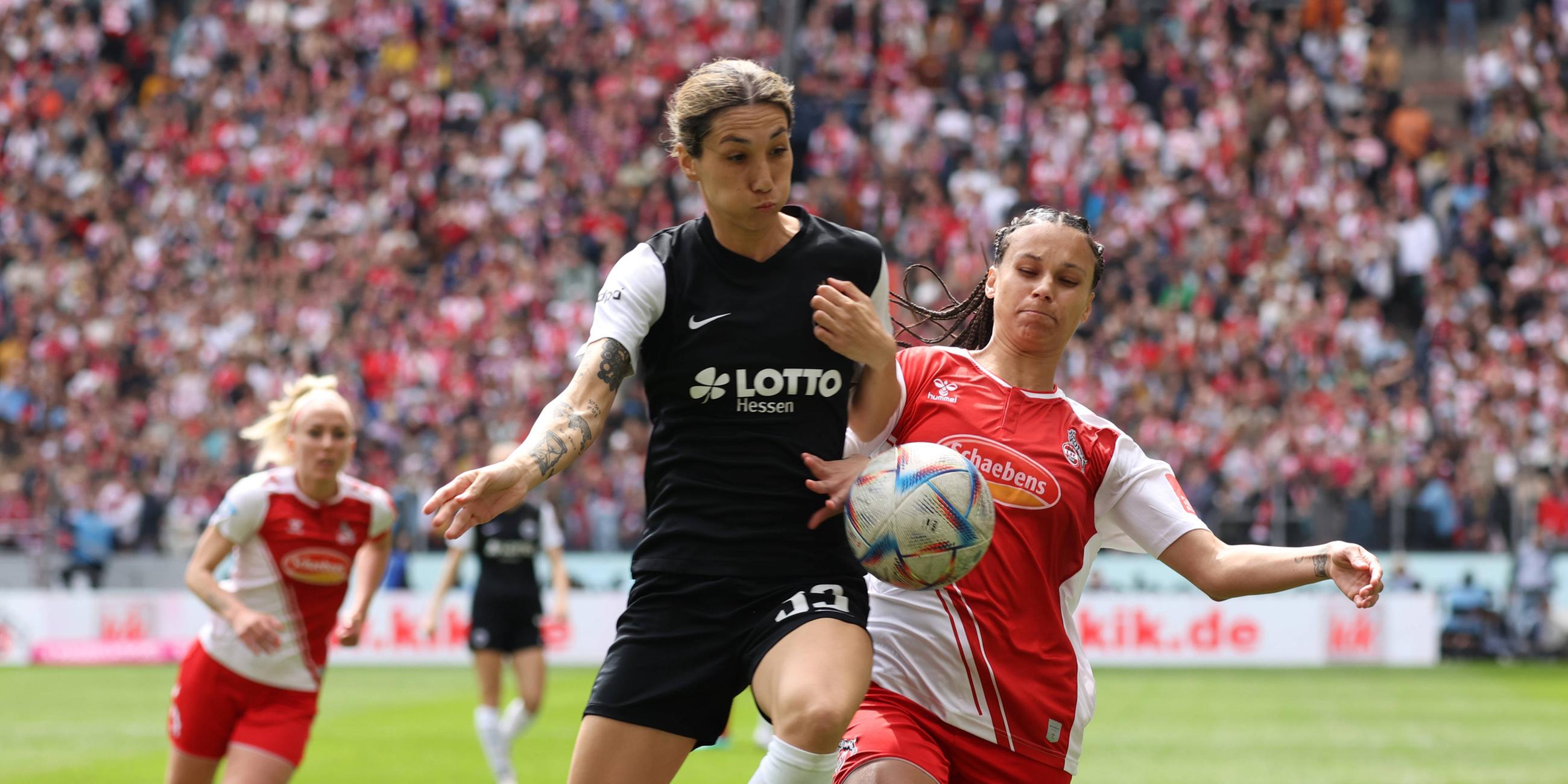 Sara Doorsoun (Eintracht Frankfurt) und Genessee Puntigam (Köln) im Zweikampf.