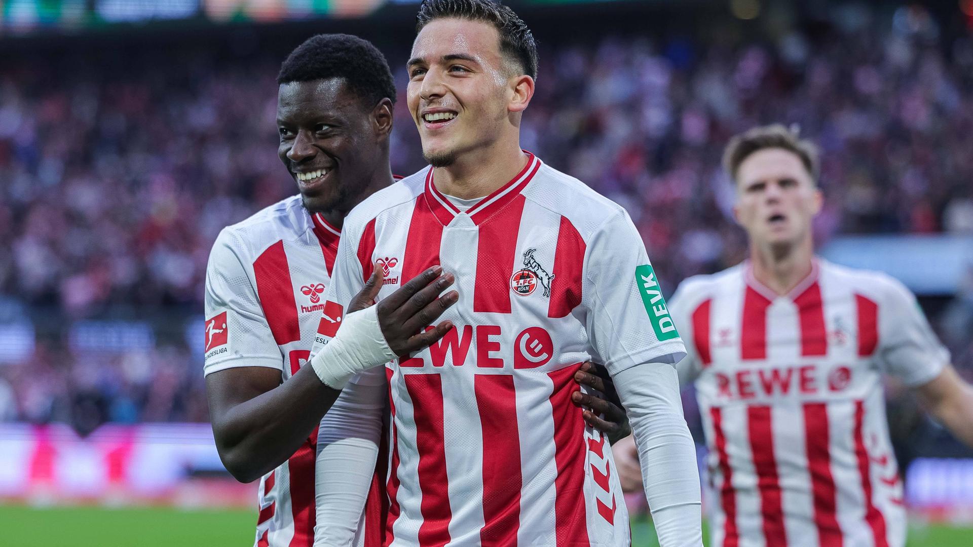 Said El Mala (Köln) und Ragnar Ache (Köln) und jubeln.