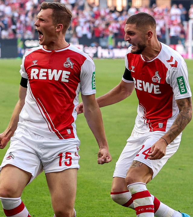 Luca Kilian (1. FC Koeln, 15) jubelt über sein 1:0 mit Julian Jeffrey Jeff Chabot (1. FC Koeln, 24) am 07.08.2022.