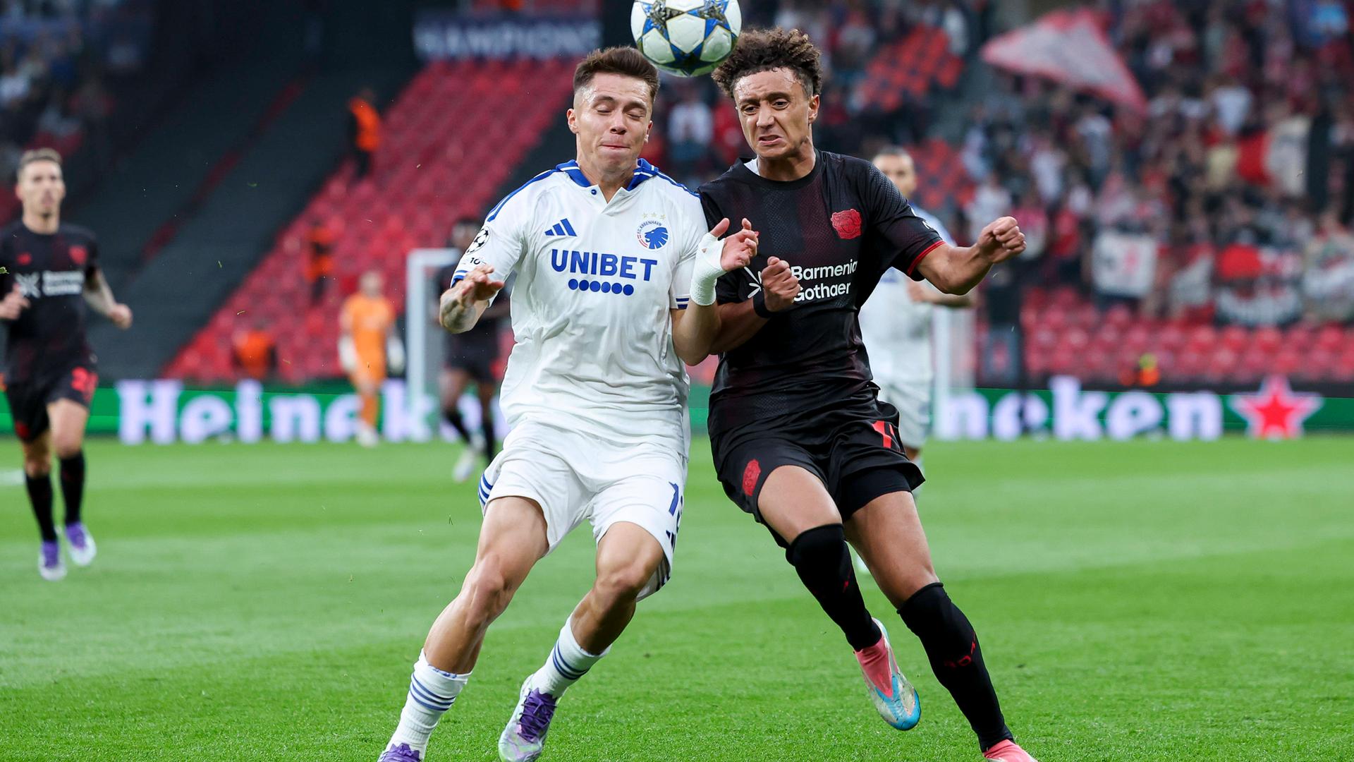 Rodrigo Huescas (FC Kopenhagen) und Eliesse Ben Seghir (Bayer) Schulter an Schulter im Kampf um den Ball