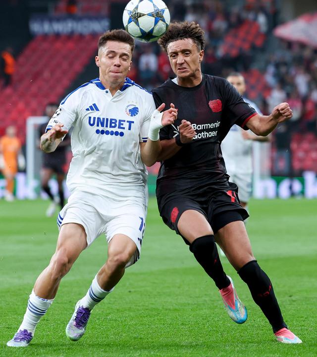 Rodrigo Huescas (FC Kopenhagen) und Eliesse Ben Seghir (Bayer) Schulter an Schulter im Kampf um den Ball