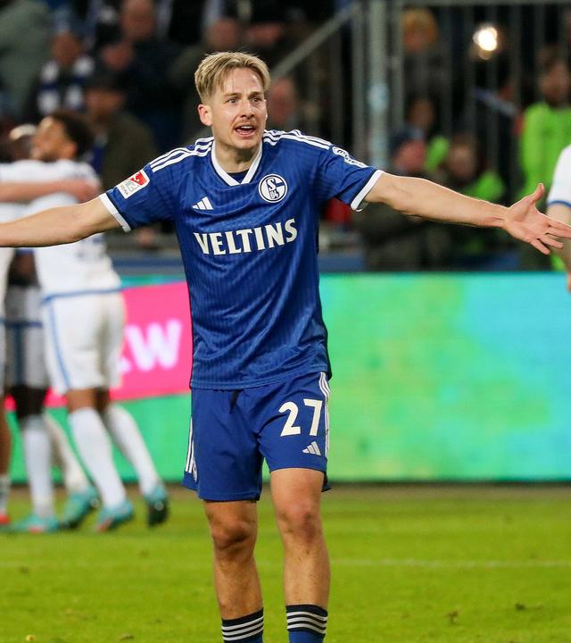 Cedric Brunner (Schalke, 27) schaut enttaeuscht.