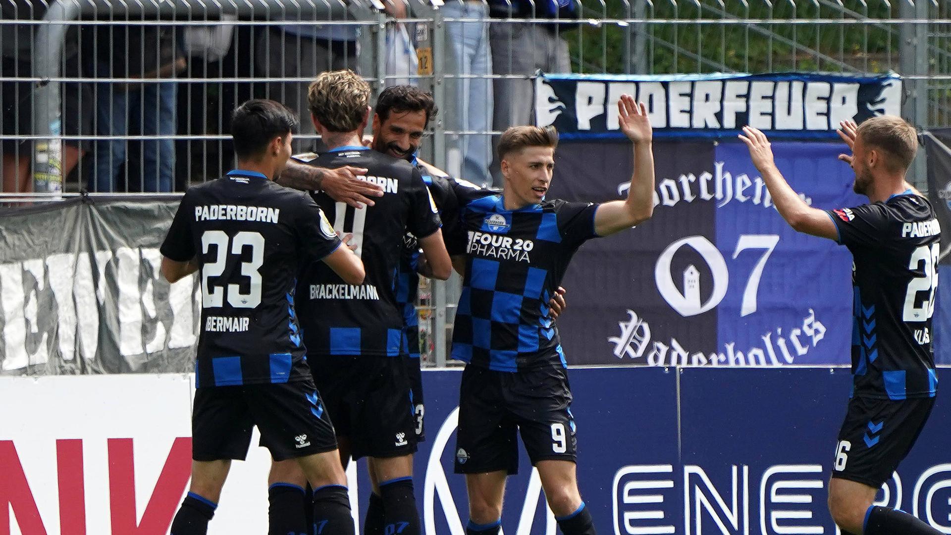 Spieler des FC Paderborn jubeln beim Spiel gegen Viktoria Köln am 17.08.2025