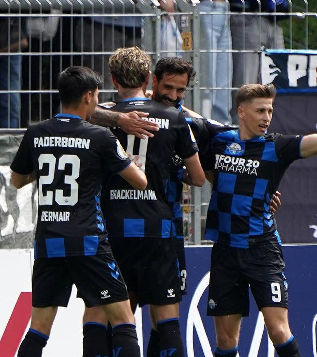 Spieler des FC Paderborn jubeln beim Spiel gegen Viktoria Köln am 17.08.2025