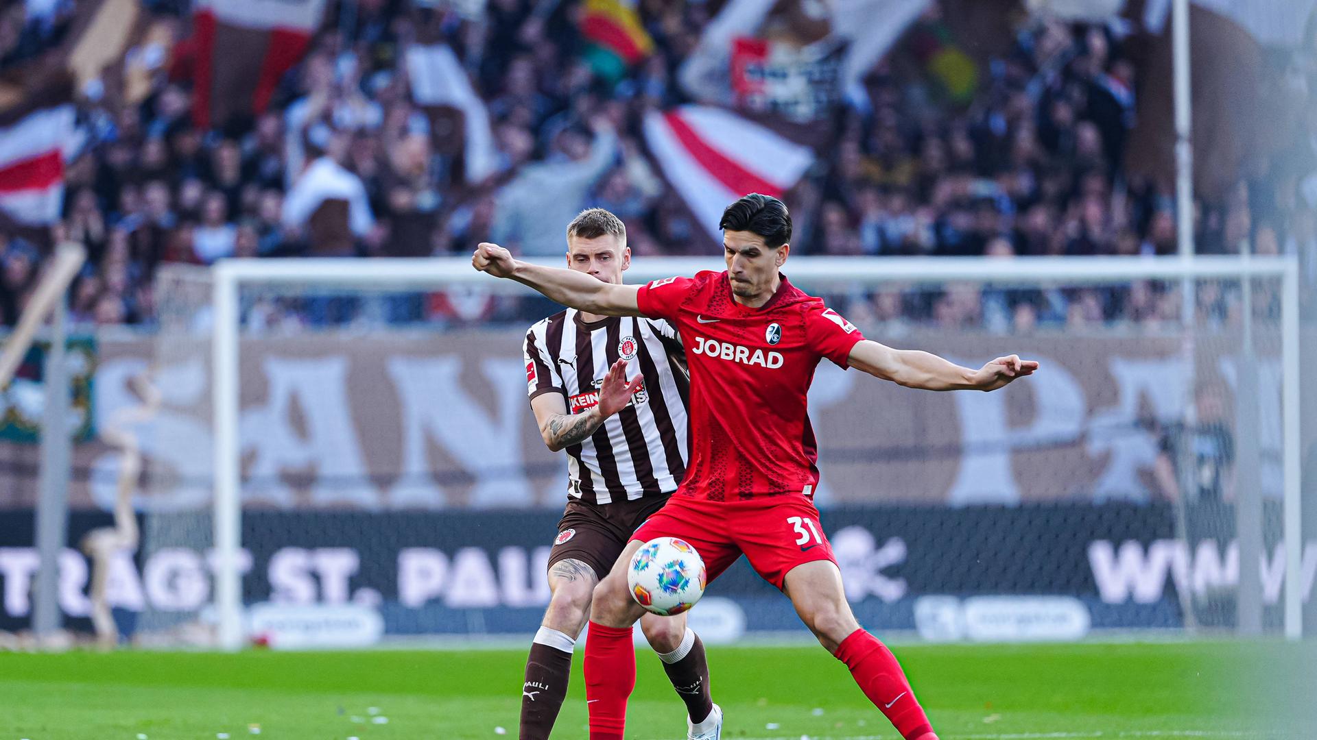 Eric Smith (FC St. Pauli, 08) und Igor Matanovic (SC Freiburg, 31) kämpfen. 