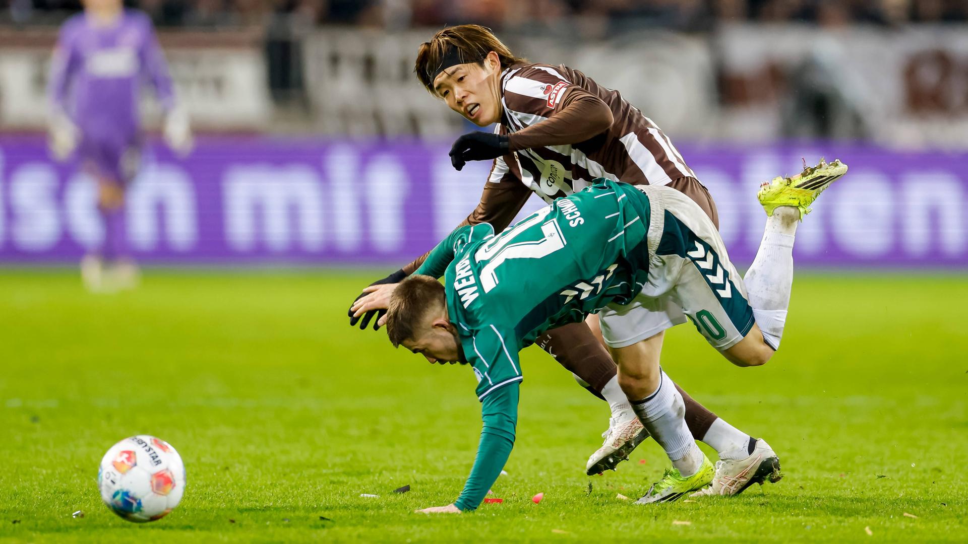 Tomoya Ando (FC St. Pauli, 15) und Romano Schmid (SV Werder Bremen, 20) kämpfen. 