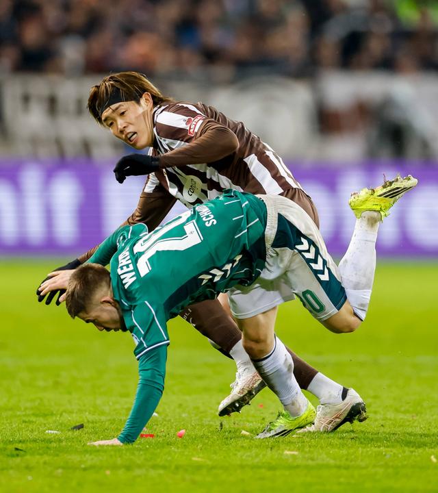 Tomoya Ando (FC St. Pauli, 15) und Romano Schmid (SV Werder Bremen, 20) kämpfen. 