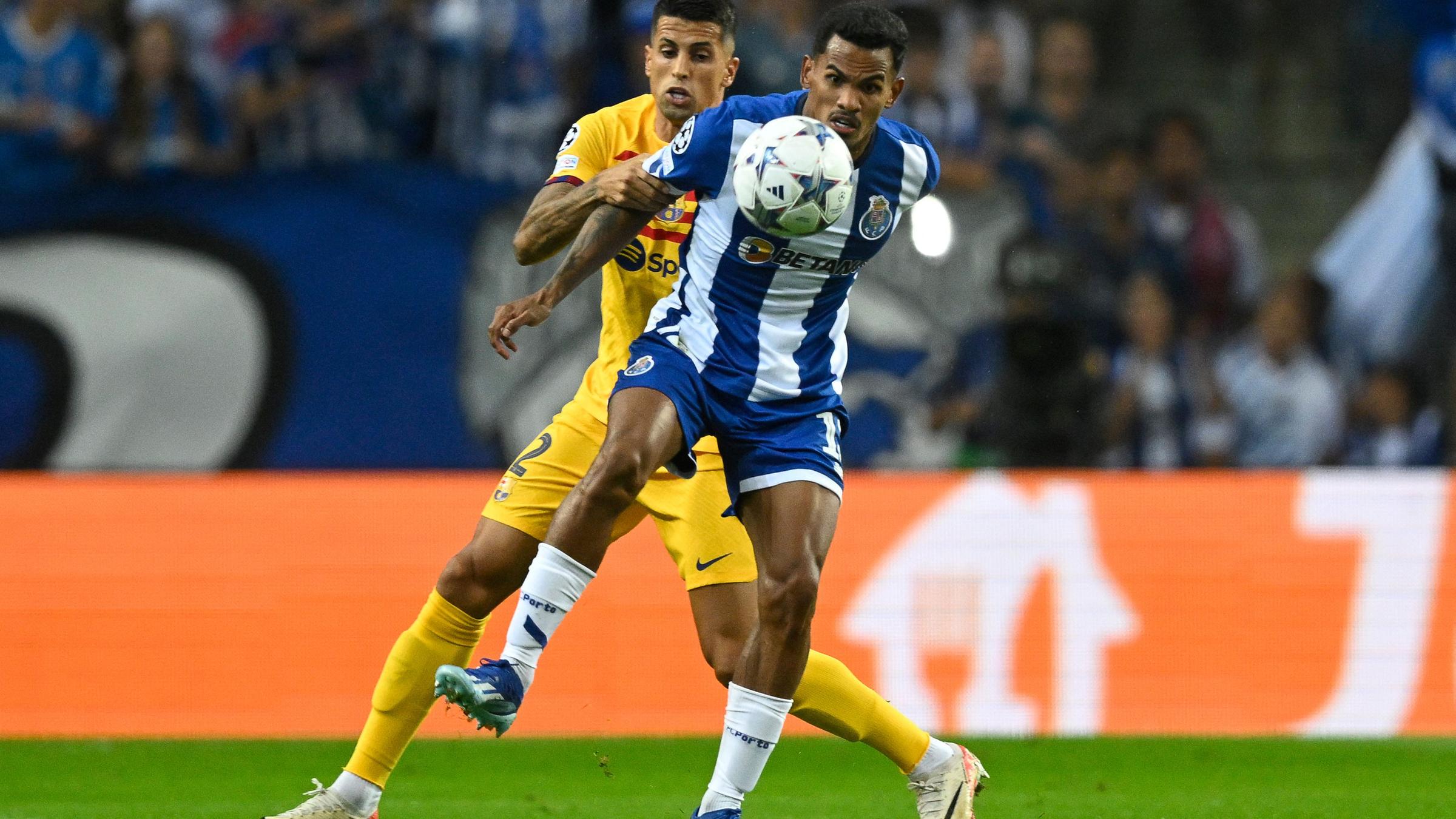 Joao Cancelo (Barcelona) im Zweikampf gegen Wenderson Galeno (Porto).
