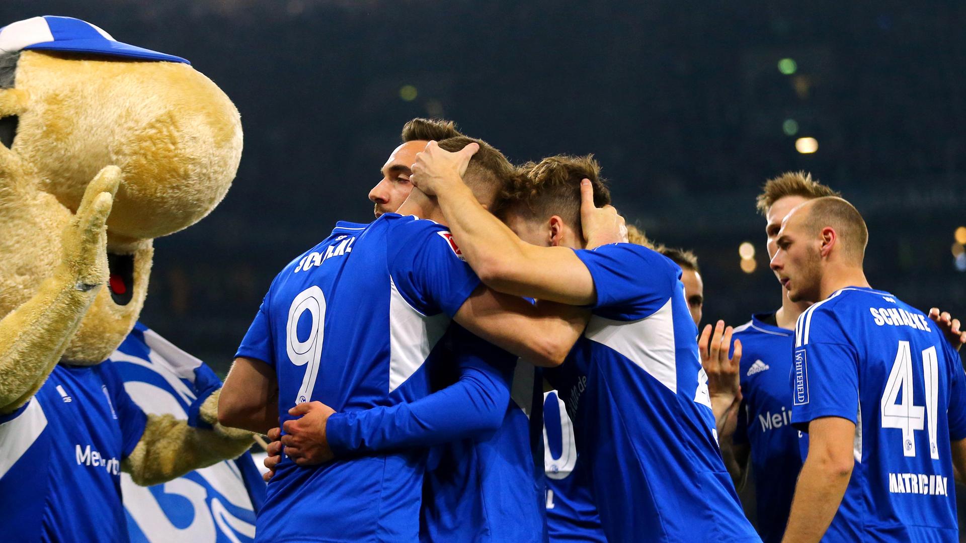Schalkes Simon Terodde jubelt mit seiner Mannschaft nach dem Tor zum 4:1.