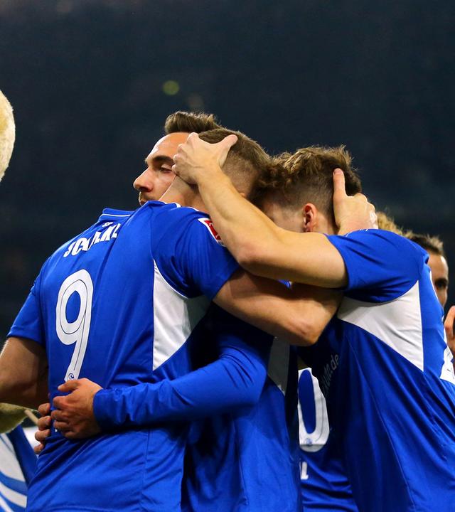 Schalkes Simon Terodde jubelt mit seiner Mannschaft nach dem Tor zum 4:1.
