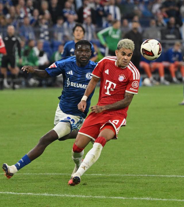 Luis Diaz im Zweikampf mit Dina Ebimbe