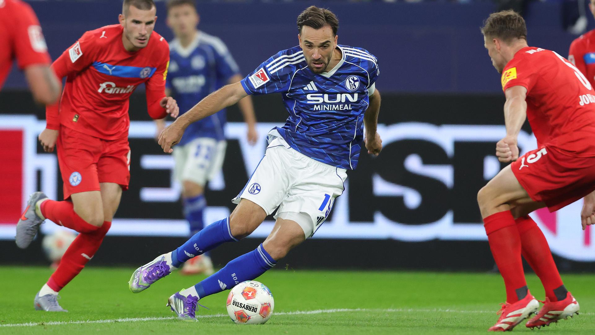 Kenan Karaman (FC Schalke 04) kämpft.