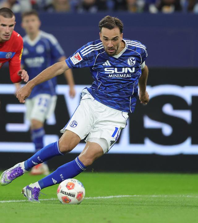 Kenan Karaman (FC Schalke 04) kämpft.