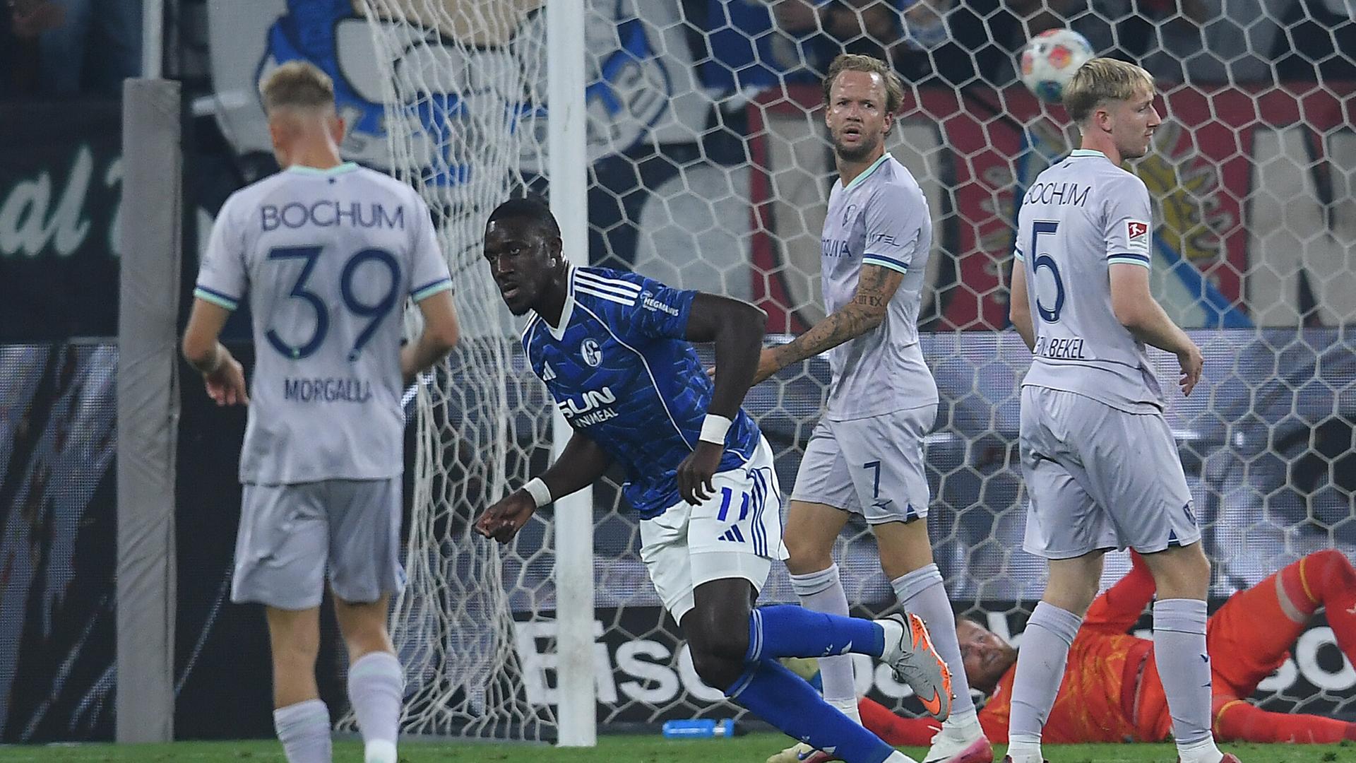 Bryan Lasme (Schalke) jubelt nach seinem Treffer zum 2:1.