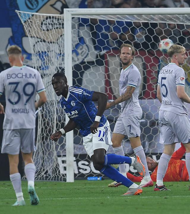 Bryan Lasme (Schalke) jubelt nach seinem Treffer zum 2:1.