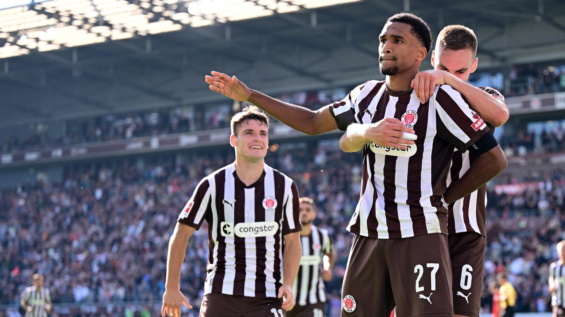 Andreas Hountondji (St. Pauli) jubelt.