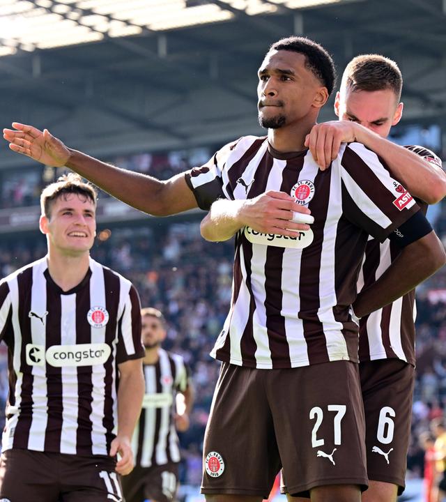 Andreas Hountondji (St. Pauli) jubelt.