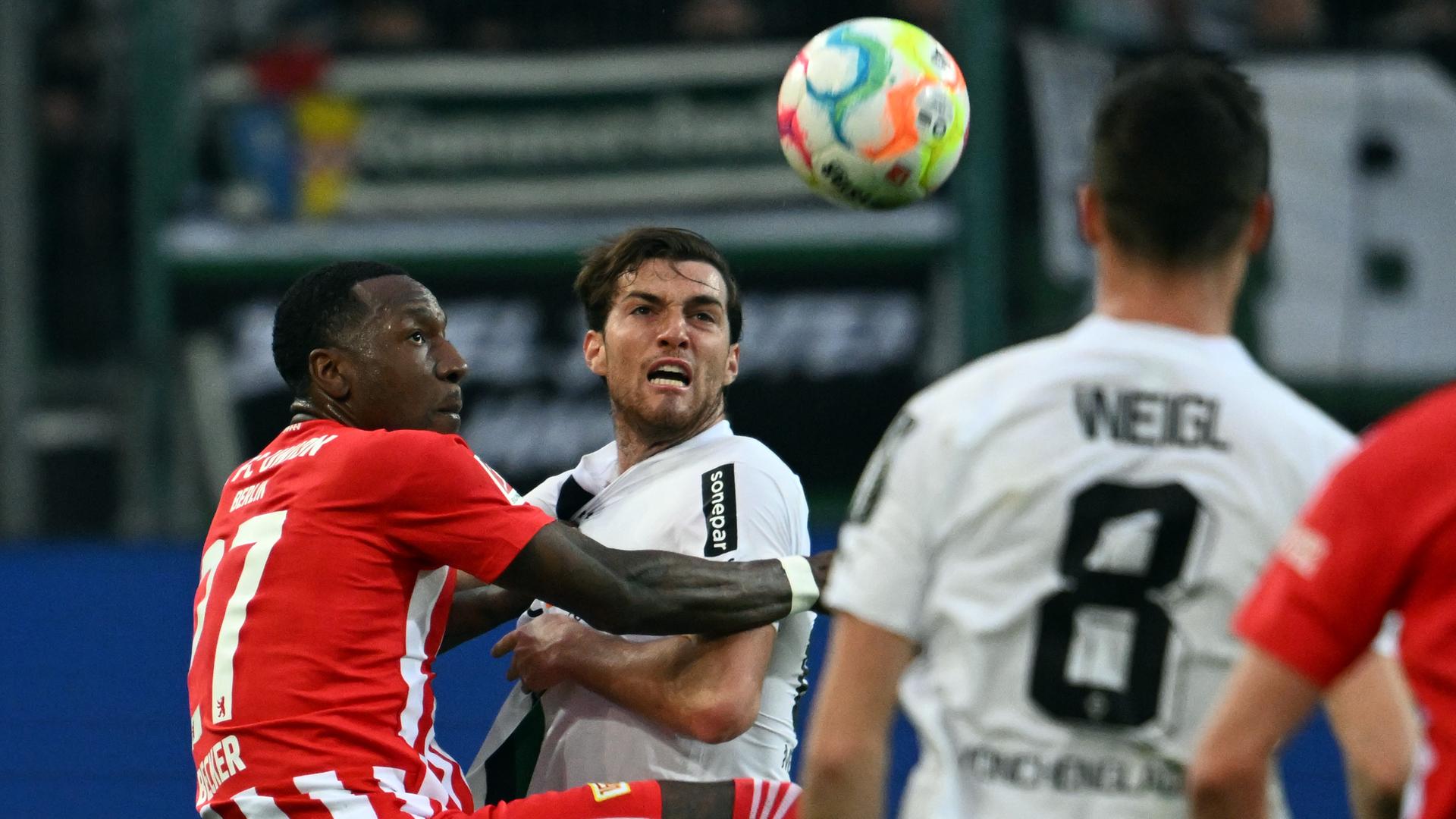 23.04.2023, Nordrhein-Westfalen, Mönchengladbach: Fußball: Bundesliga, Borussia Mönchengladbach - 1. FC Union Berlin, 29. Spieltag, Stadion im Borussia-Park. Gladbachs Joe Scally (r) und Sheraldo Becker von Union Berlin kämpfen um den Ball.