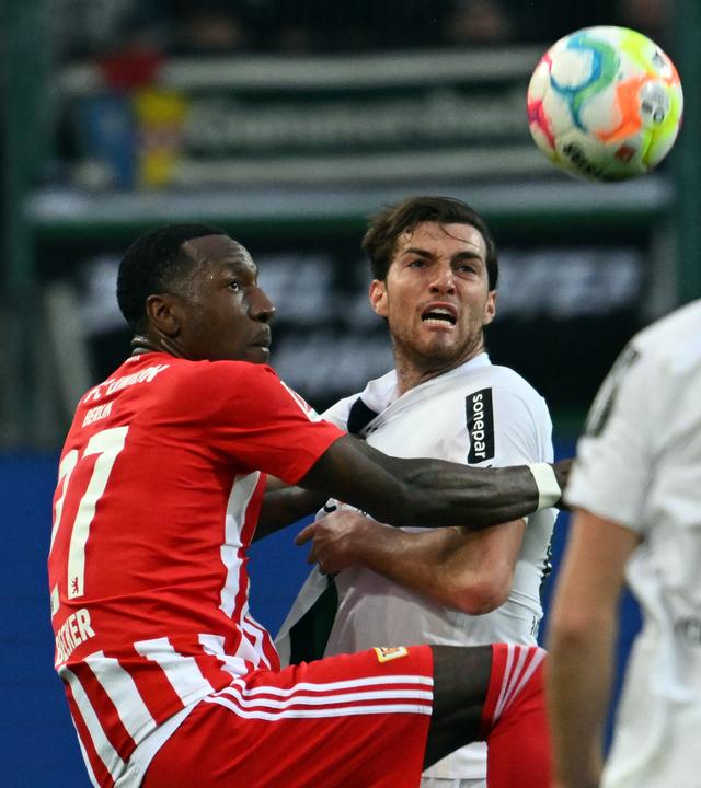 23.04.2023, Nordrhein-Westfalen, Mönchengladbach: Fußball: Bundesliga, Borussia Mönchengladbach - 1. FC Union Berlin, 29. Spieltag, Stadion im Borussia-Park. Gladbachs Joe Scally (r) und Sheraldo Becker von Union Berlin kämpfen um den Ball.