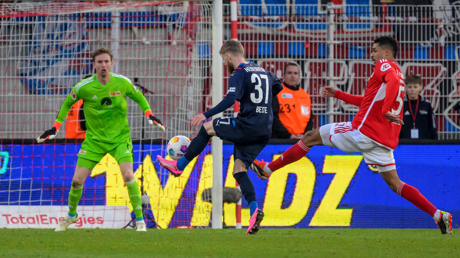 Frederik Roennow ( 1.FC Union Berlin, 01), Jan-Niklas Beste (1.FC Heidenheim 1846, 37), schiesst Ausgleichstreffer zum 2:2, 1. FC Union Berlin vs 1. FC Heidenheim 1846, 1. Bundesliga.