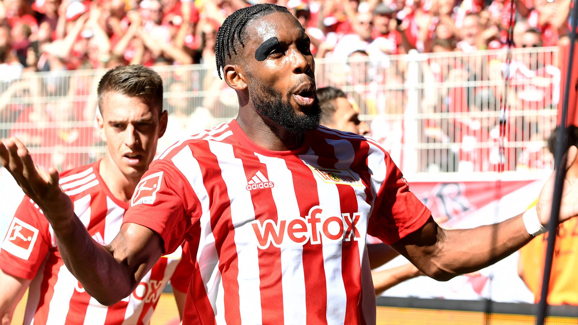 Jordan Siebatcheu (1. FC Union Berlin) jubelt nach dem Tor zum 1:0 gegen Hertha BSC am 06.08.2022.