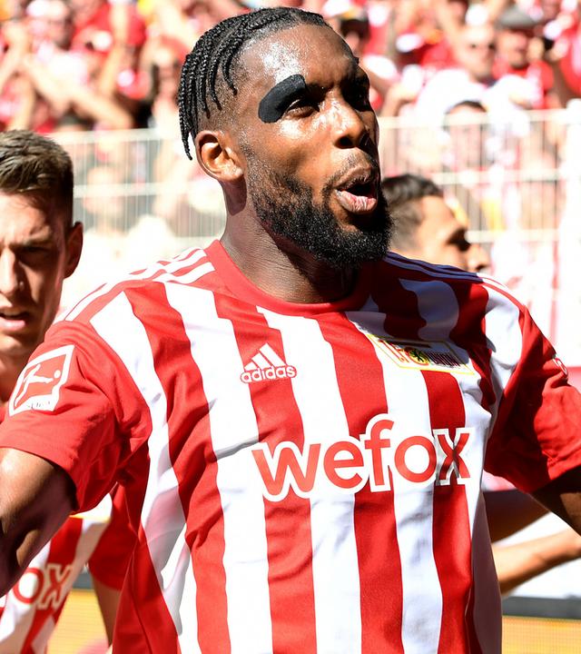 Jordan Siebatcheu (1. FC Union Berlin) jubelt nach dem Tor zum 1:0 gegen Hertha BSC am 06.08.2022.