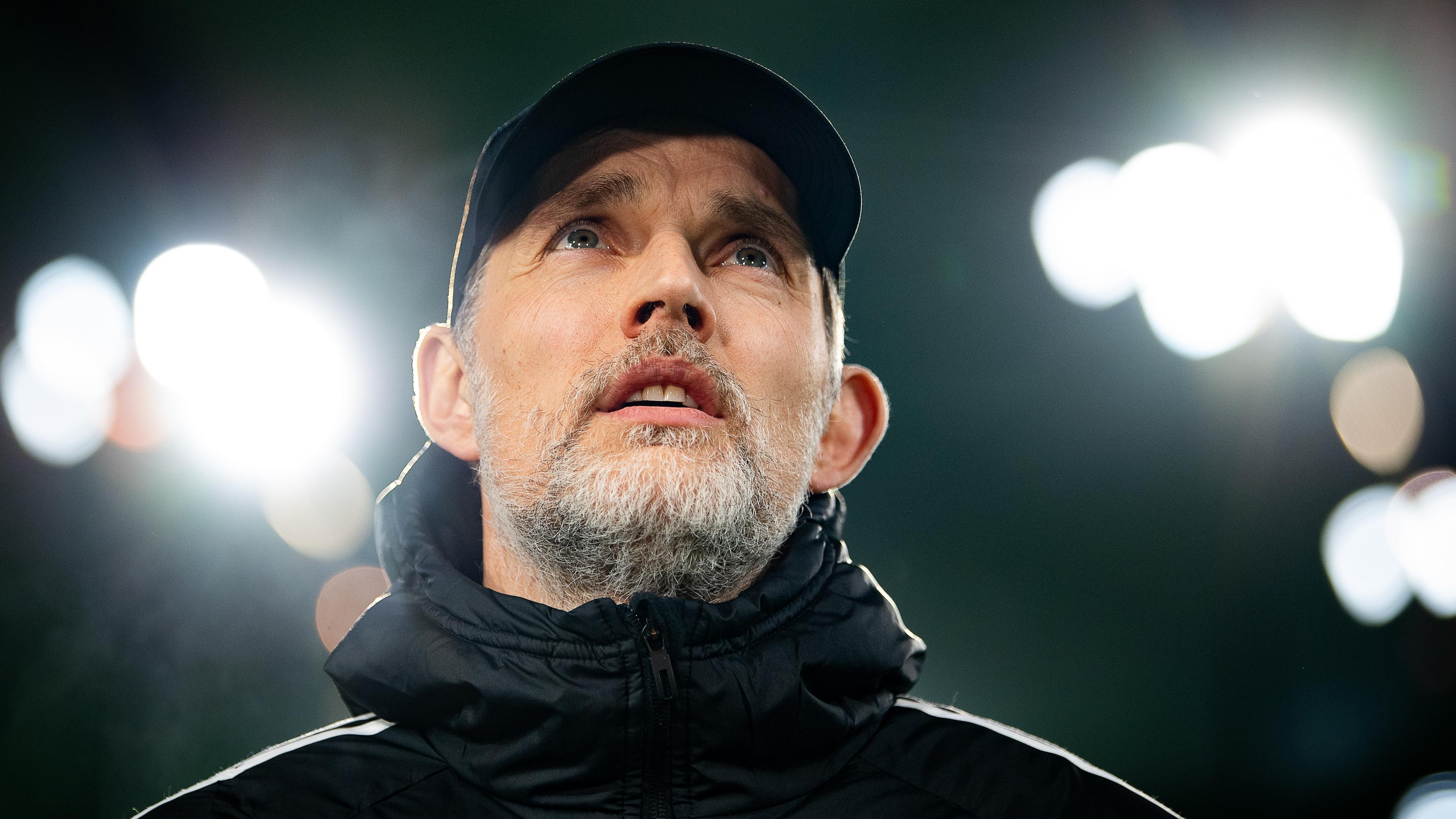 VfL Wolfsburg - Bayern München, 16. Spieltag: Münchens Trainer Thomas Tuchel blickt nach oben