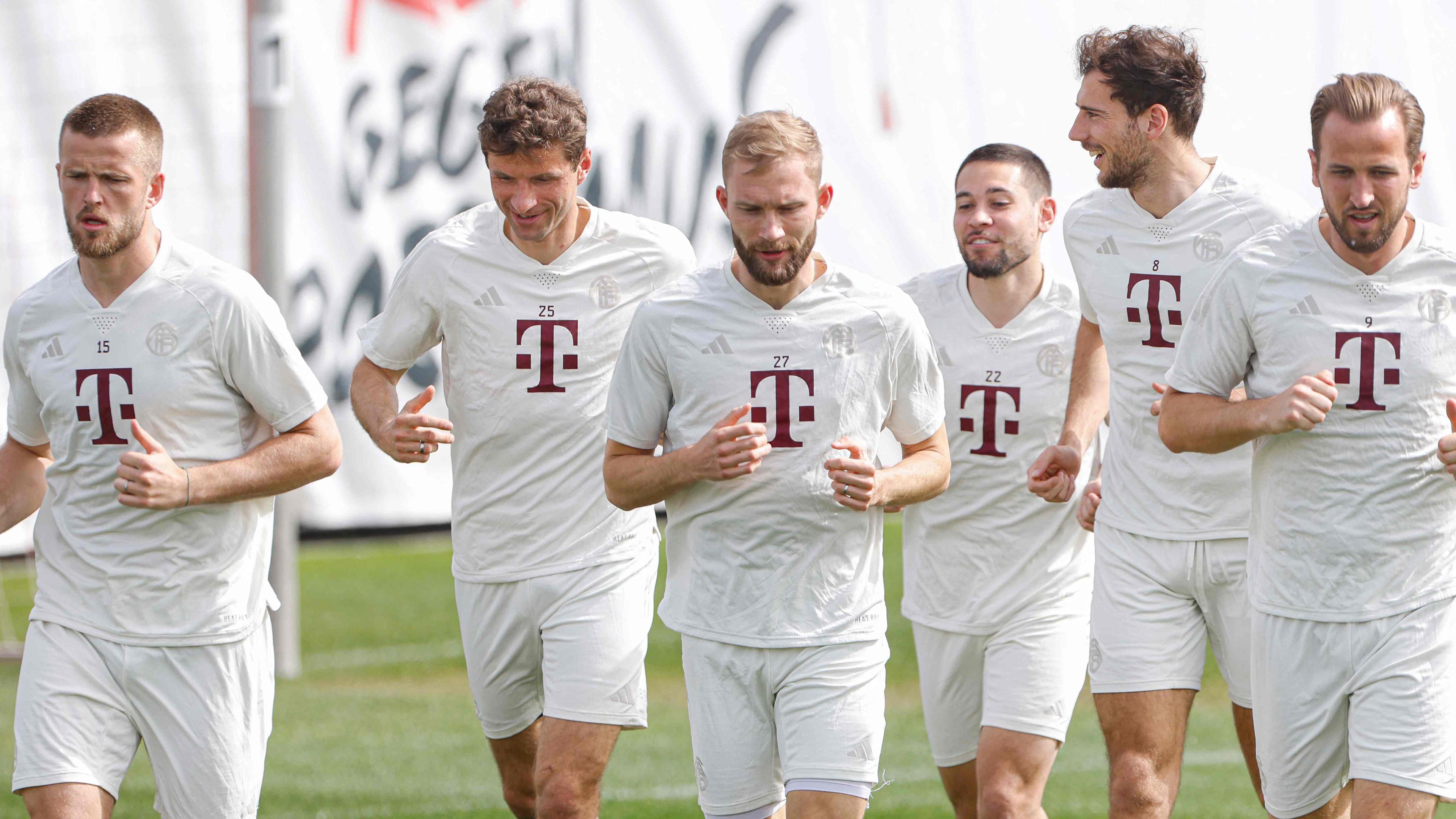 Bayern-Spieler joggen im Training vor dem Spiel beim FC Arsenal