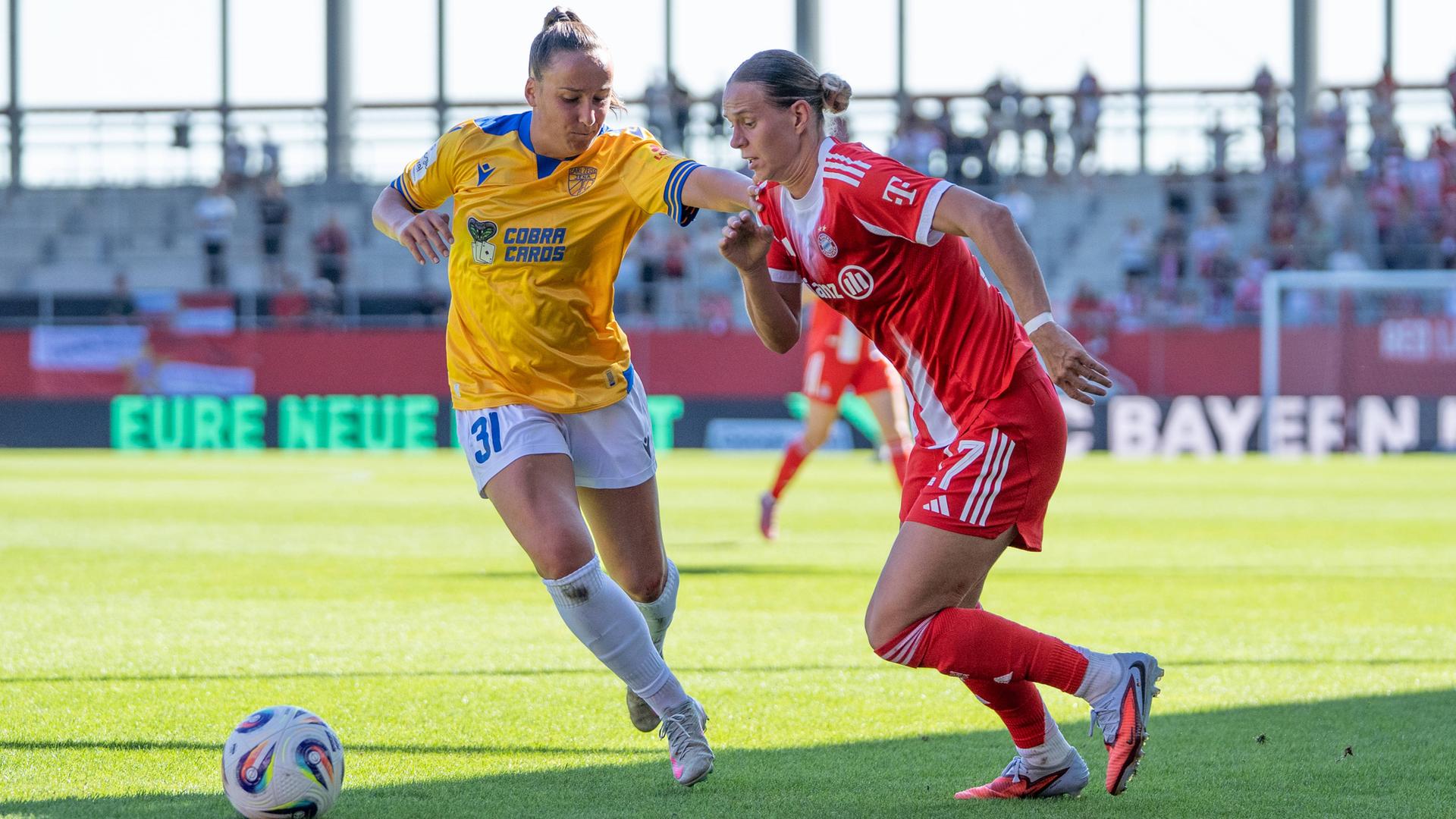 Nelly Juckel und Klara Bühl im Zweikampf